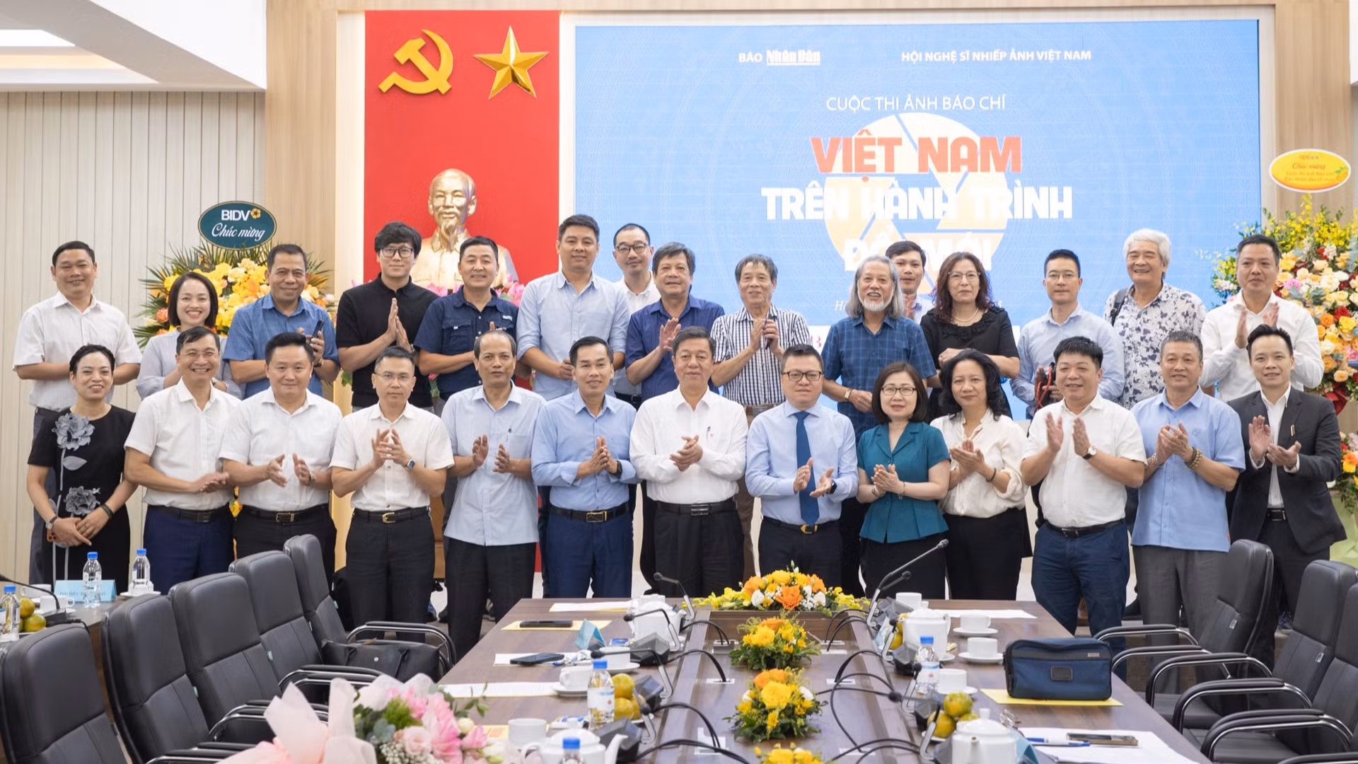 Các đại biểu chụp ảnh lưu niệm tại Lễ phát động Cuộc thi ảnh báo chí “Việt Nam trên hành trình đổi mới”.