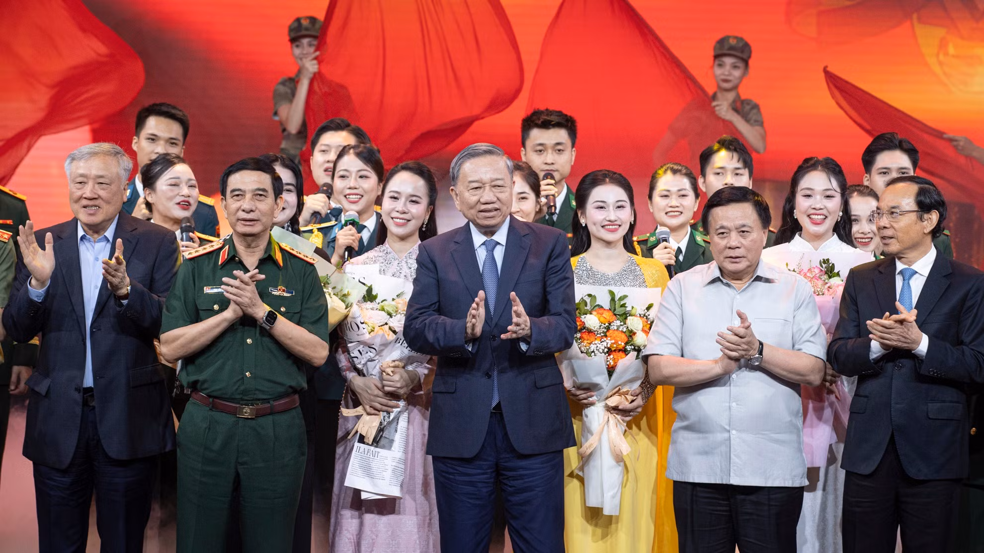 Tổng Bí thư Tô Lâm cùng các đồng chí lãnh đạo Đảng, Nhà nước giao lưu cùng các nghệ sĩ tại chương trình.