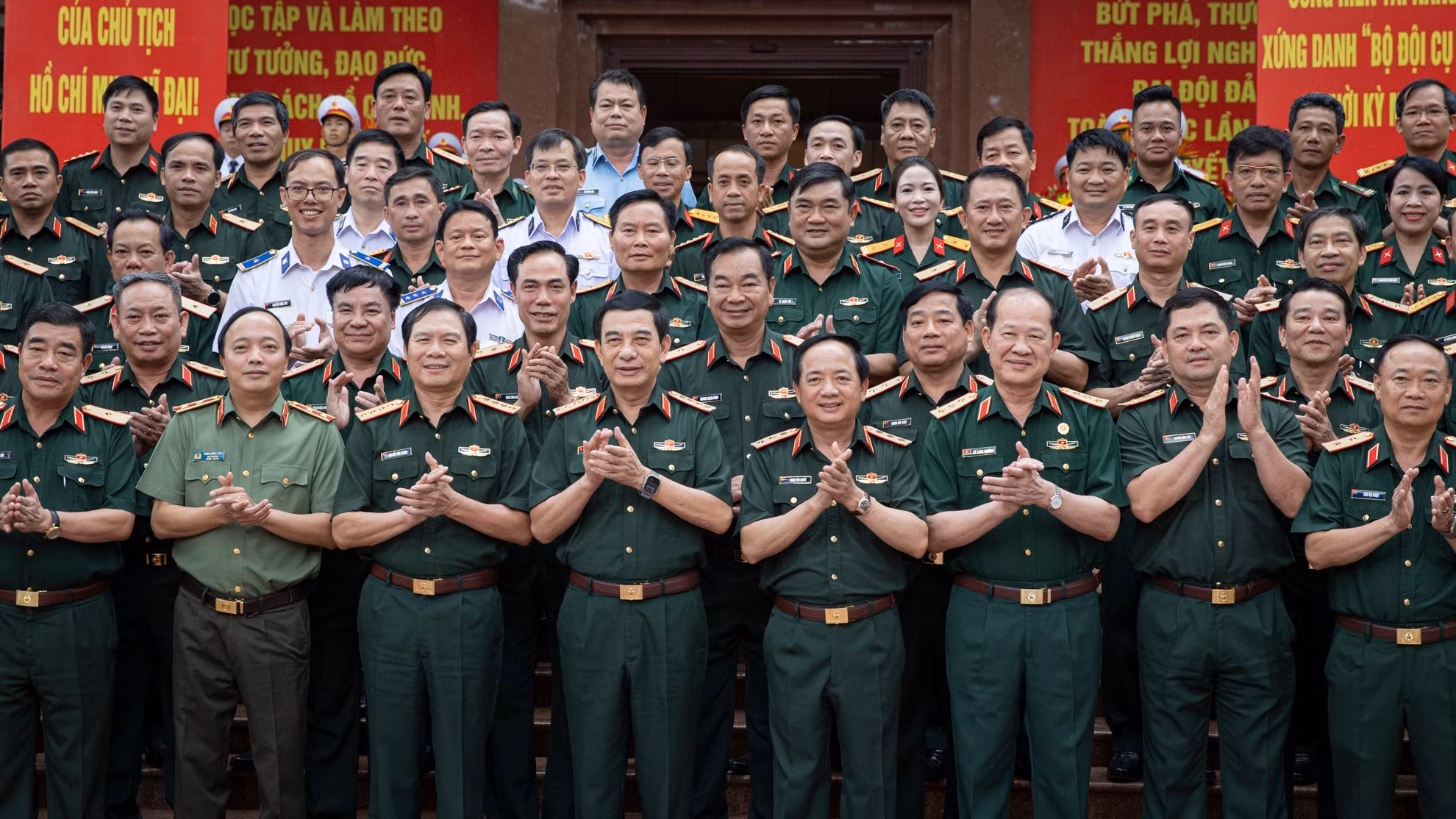 Đại tướng Phan Văn Giang, Ủy viên Bộ Chính trị, Phó Bí thư Quân ủy Trung ương, Bộ trưởng Quốc phòng và các đại biểu tại hội nghị.
