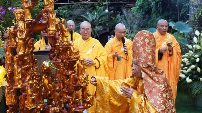 Trước khi diễn ra nghi thức rước Phật là nghi lễ Mộc dục (còn gọi là Lễ tắm Phật), một nghi thức truyền thống đặc biệt ra đời từ lâu của Giáo hội Phật giáo thành phố Huế. 