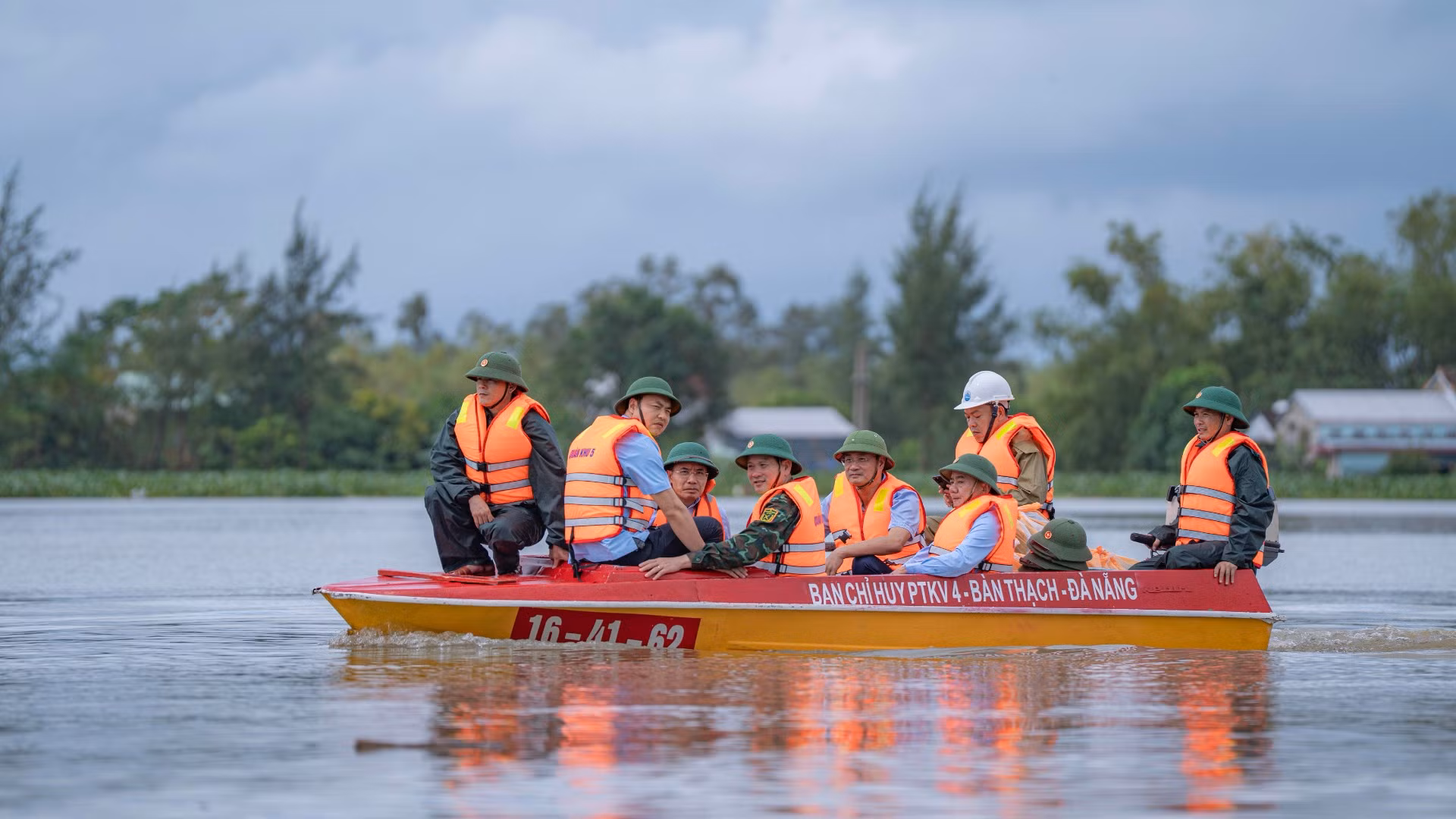 Đồng chí Trần Cẩm Tú cùng đoàn công tác vượt dòng nước lớn tới thăm hỏi các hộ dân vùng lũ xã Thăng An, thành phố Đà Nẵng.