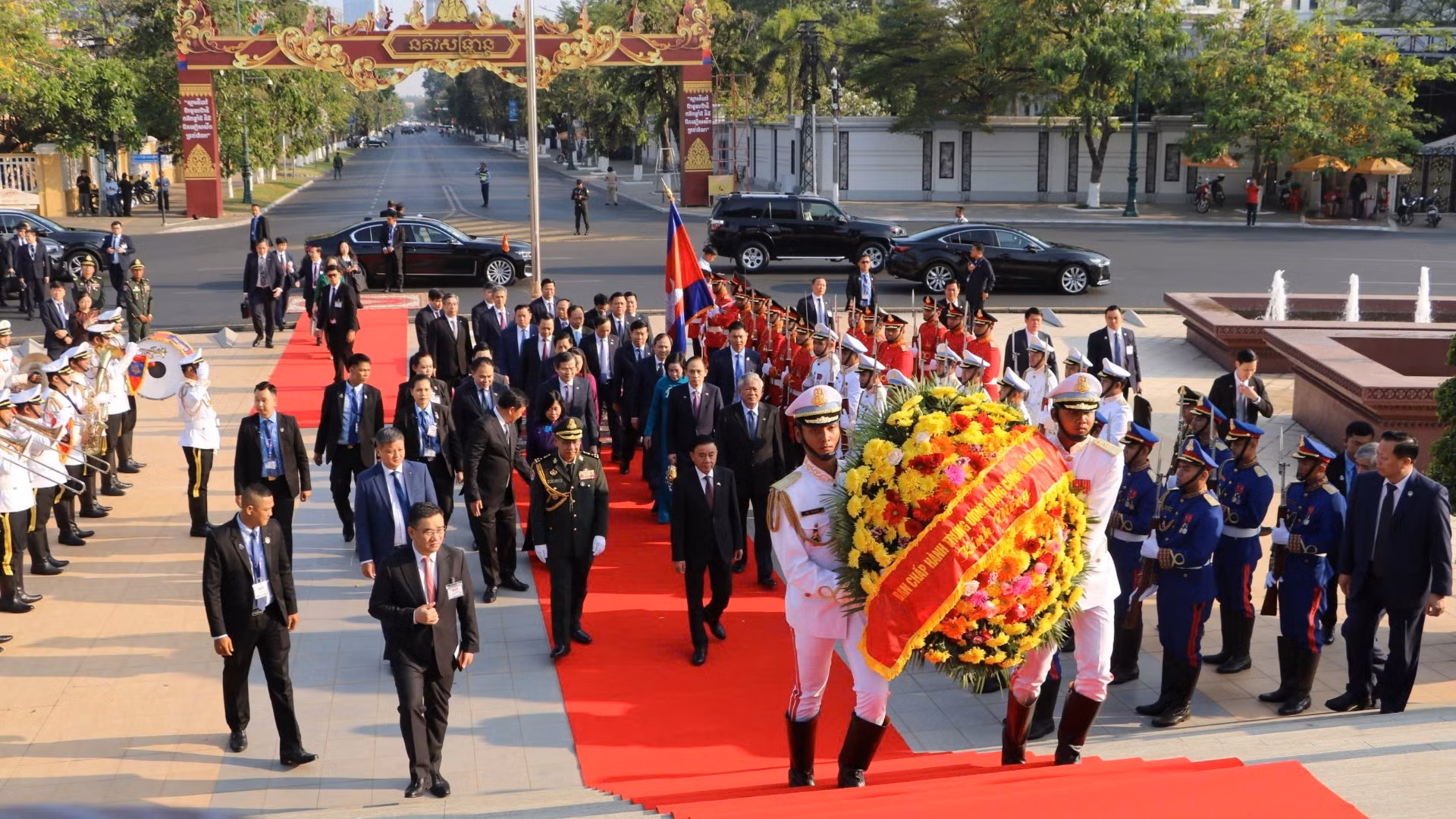 Đồng chí Trần Cẩm Tú, Ủy viên Bộ Chính trị, Thường trực Ban Bí thư Trung ương Đảng Cộng sản Việt Nam và Đoàn đại biểu cấp cao Việt Nam tới đặt vòng hoa tại Đài Độc lập. (Ảnh: HUY VŨ) 