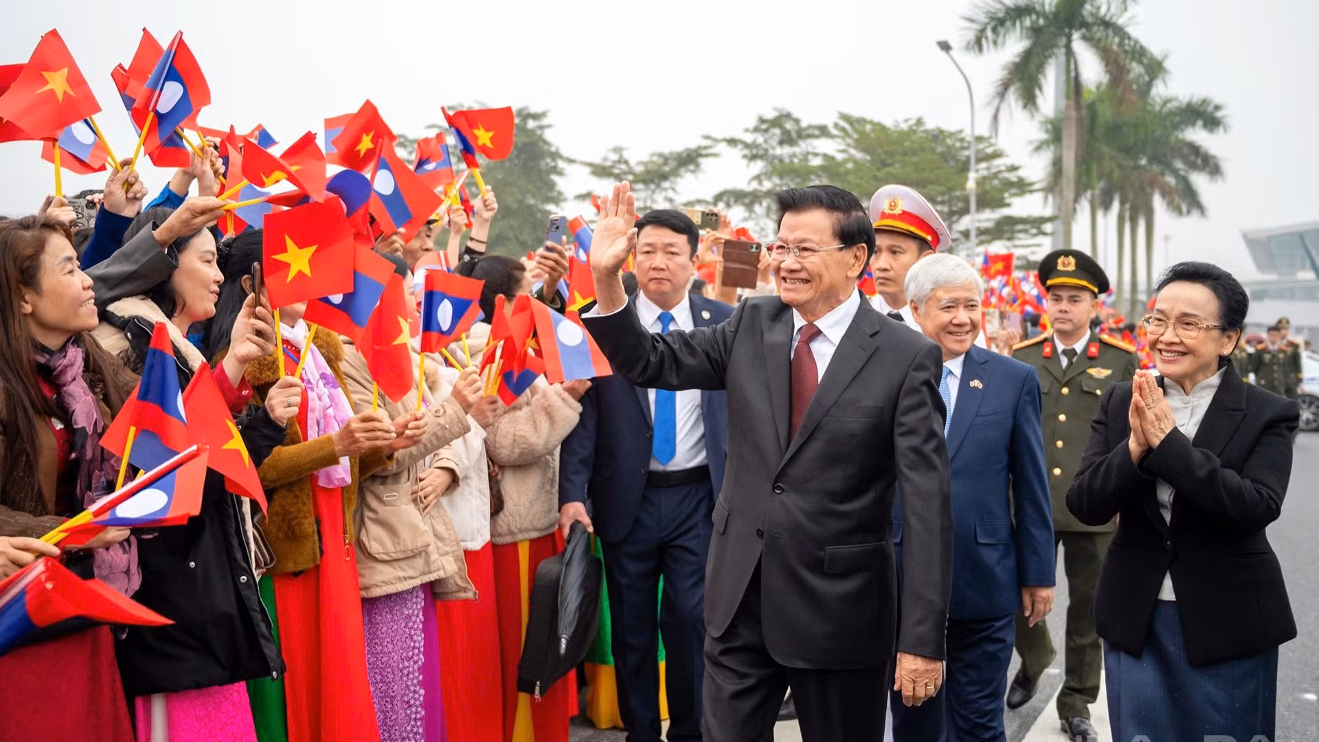 Lễ đón Tổng Bí thư Ban Chấp hành Trung ương Đảng Nhân dân cách mạng Lào, Chủ tịch nước Cộng hòa Dân chủ Nhân dân Lào Thongloun Sisoulith và Phu nhân tại sân bay quốc tế Nội Bài.