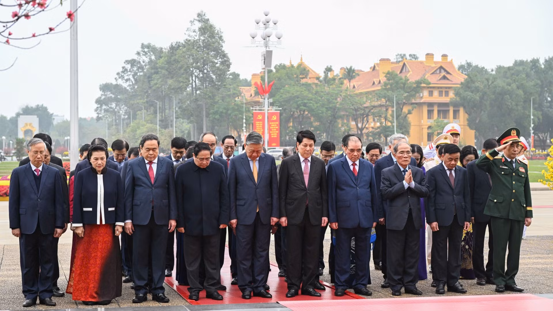 Các đồng chí lãnh đạo, nguyên lãnh đạo Đảng, Nhà nước thành kính tưởng nhớ công lao to lớn của Chủ tịch Hồ Chí Minh.