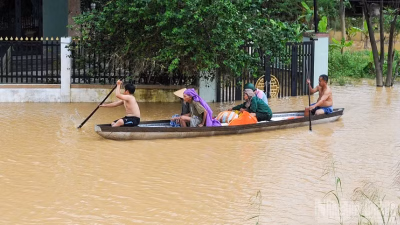 Người dân các thôn gần sông Vu Gia (xã Đại Lộc, thành phố Đà Nẵng) bị cô lập trong nước lũ.
