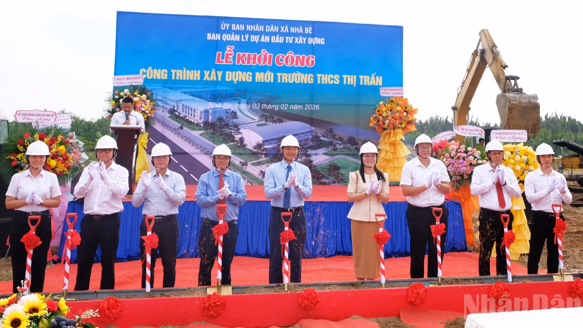 Các đại biểu thực hiện nghi thức khởi công dự án xây dựng Trường trung học cơ sở thị trấn Nhà Bè.