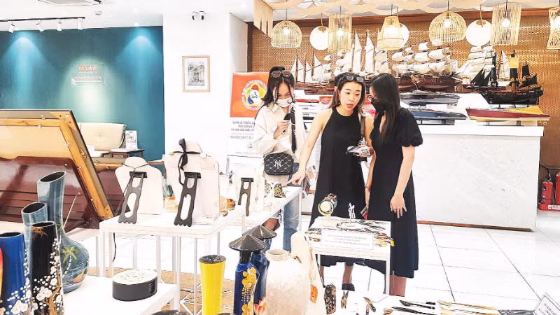 Doanh nghiệp trưng bày sản phẩm tại Showroom Trung tâm Xúc tiến Thương mại và Đầu tư Thành phố Hồ Chí Minh
