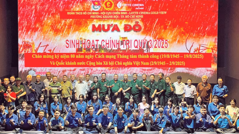 Hội viên Hội Cựu chiến binh, đoàn viên thanh niên phường Khánh Hội sau buổi chiếu phim Mưa Đỏ. (Ảnh MẠNH HẢO)