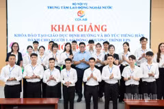 Phó Giám đốc Trung tâm Lao động ngoài nước Nguyễn Xuân Tạo cùng các đại biểu, học viên dự lễ khai giảng khóa đào tạo. (Ảnh: MINH DUY)