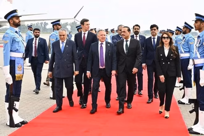 Ngoại trưởng Pakistan Ishak Dar (trái, phía trước) đón Phái đoàn Mỹ do đặc phái viên Steve Witkoff (thứ 3, trái) và ông Jared Kushner (thứ 2, trái) - con rể của Tổng thống Donald Trump tại Islamabad, ngày 11/4/2026. (Ảnh: Anadolu Agency/TTXVN)