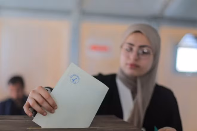 Cử tri bỏ phiếu bầu cử Hội đồng địa phương tại Deir al-Balah, Gaza, ngày 25/4/2026. (Ảnh: Anadolu Agency/TTXVN)