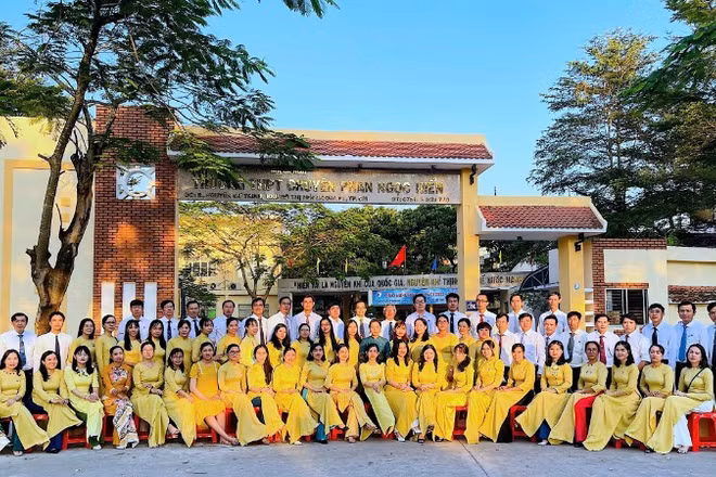 Tập thể sư phạm Trường trung học phổ thông chuyên Phan Ngọc Hiển góp phần đào tạo ra những học sinh tài năng tại Cà Mau. (Ảnh: Hữu Tùng)