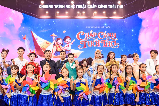 Chương trình nghệ thuật “Chắp cánh tuổi thơ” do Báo Nhân Dân tổ chức ngày 10/10. (Ảnh: THÀNH ĐẠT)