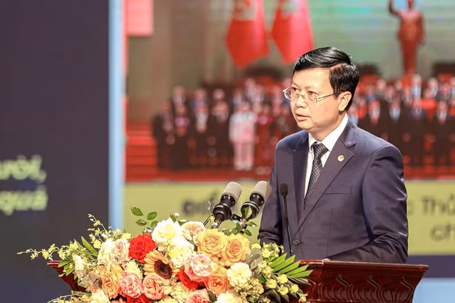 Giám đốc Sở Giáo dục và Đào tạo Hà Nội Nguyễn Văn Hiền phát biểu ý kiến. (Ảnh: Phương Phan)