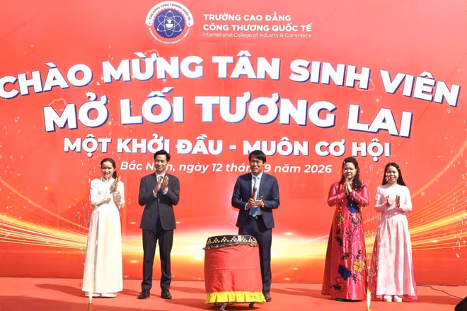 Nghi thức chào mừng tân sinh viên. (Ảnh: ĐẠI THẮNG)