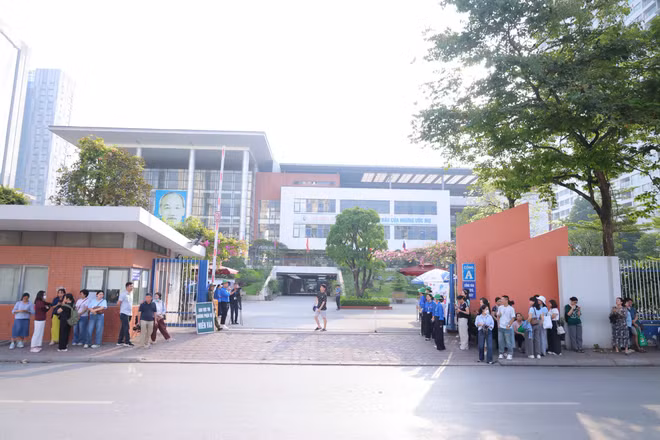 Ngày 1/6, các học sinh tại Hà Nội đã chính thức bước vào kỳ thi tuyển sinh vào lớp 10 các trường Trung học phổ thông chuyên