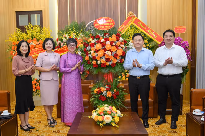 Đoàn công tác của Ủy ban Văn hóa và Xã hội của Quốc hội đã đến chúc mừng Báo Nhân Dân nhân kỷ niệm 101 năm Ngày Báo chí Cách mạng Việt Nam.