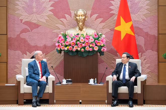 Chủ tịch Quốc hội Trần Thanh Mẫn tiếp Đại sứ Canada Jim Nickel nhân dịp đến nhận nhiệm vụ bắt đầu nhiệm kỳ công tác tại Việt Nam. (Ảnh: Duy Linh)