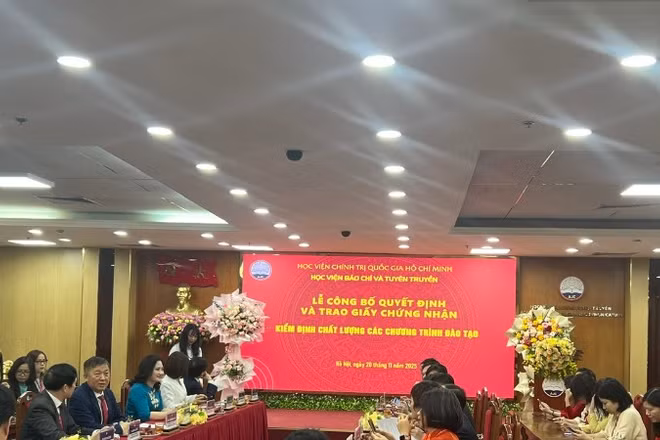 Lễ Công bố quyết định và trao chứng nhận kiểm định chất lượng của 12 chương trình đào tạo của Học viện Báo chí và Tuyên truyền theo quy định của Nhà nước.