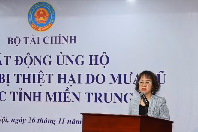 Phó Chánh Văn phòng Bộ Tài chính Lê Thị Hạnh phát biểu tại Lễ phát động ủng hộ đồng bào miền trung, Tây Nguyên.