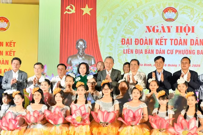 Tổng Bí thư Tô Lâm cùng các đồng chí lãnh đạo Đảng, Nhà nước và các đại biểu với nhân dân, các cháu thiếu nhi tại ngày hội. (Ảnh: DUY LINH)