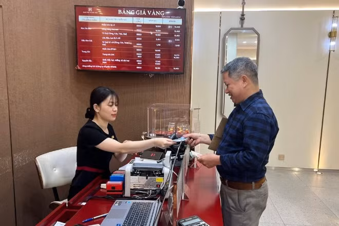 Người dân mua vàng ngày Vía Thần Tài.
