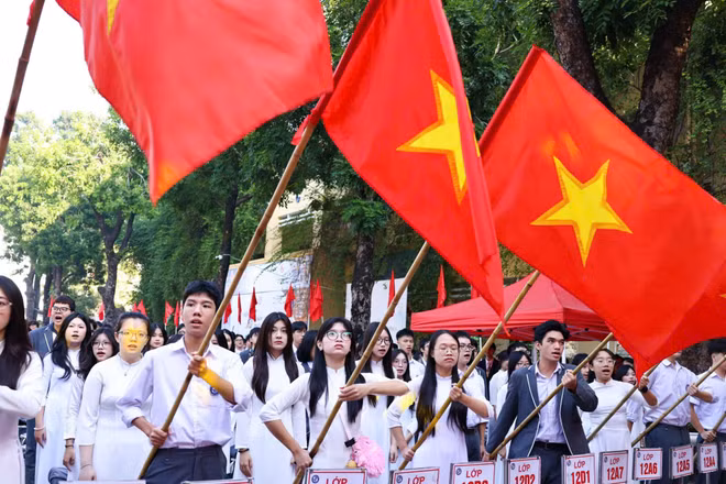 Các em học sinh nghiêm trang trong lễ chào cờ. (Ảnh: Thanh Tùng)