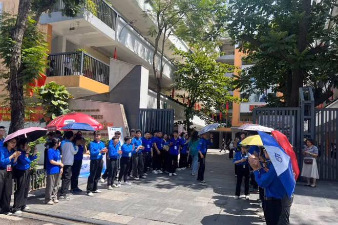 Thí sinh hoàn tất thủ tục dự thi tốt nghiệp THPT năm 2025.