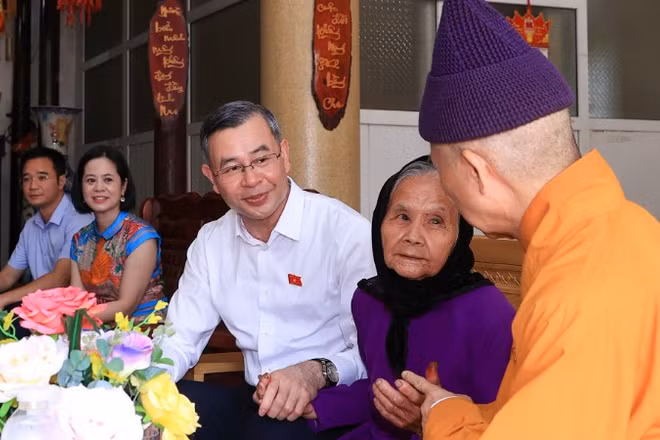 Bộ trưởng Tài chính Ngô Văn Tuấn cùng Đoàn đại biểu Quốc hội tỉnh Quảng Ninh đã đến thăm gia đình người có công với cách mạng tại Quảng Ninh.