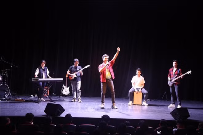Các bạn sinh viên Việt Nam biểu diễn tại chương trình nghệ thuật VNYA Concert 2026. (Ảnh: TTXVN)