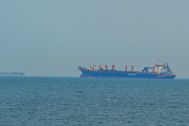 Tàu thương mại neo ngoài khơi Các Tiểu vương quốc Arab thống nhất (UAE) trên eo biển Hormuz, ngày 2/3/2026. (Ảnh: Anadolu Agency/TTXVN)