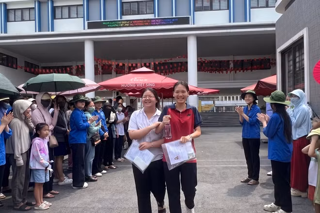 Các thí sinh vui vẻ ra khỏi điểm thi sau bài thi môn Toán.
