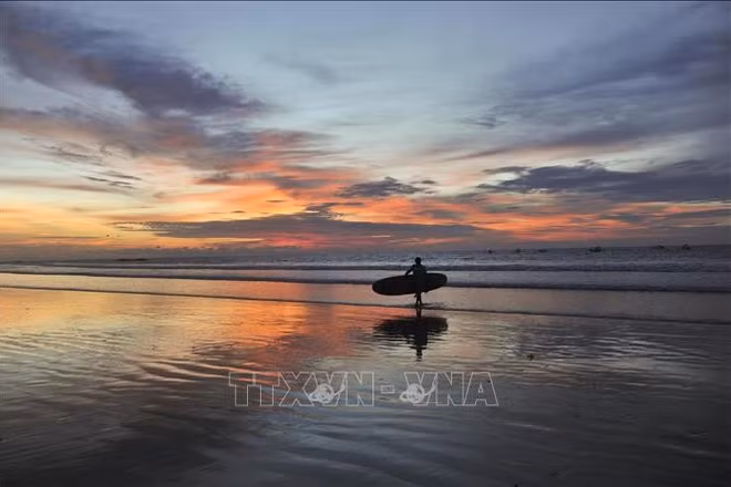 Cảnh hoàng hôn trên đảo Bali, Indonesia. (Ảnh: THX/TTXVN)