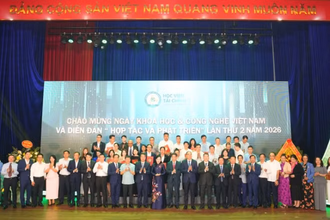 Các đại biểu chụp ảnh lưu niệm tại sự kiện.