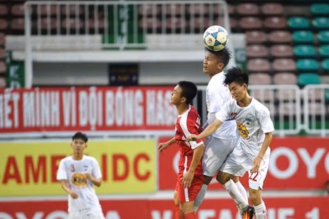 Vòng chung kết năm nay thu hút 12 đội tranh tài.