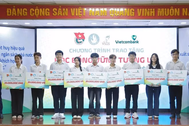 Bí thư Trung ương Đoàn, Chủ tịch Hội Sinh viên Việt Nam Nguyễn Minh Triết (ngoài cùng bên phải) cùng đại diện các đơn vị liên quan trao học bổng tặng học sinh, sinh viên vượt khó học tốt.
