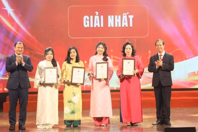 Các tác giả đoạt giải Nhất.