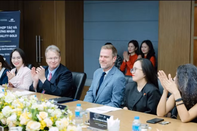 Ngài Alex Strugnell - Phó Đại sứ Anh tại Việt Nam (ở giữa) tham dự sự kiện Lễ ký kết hợp tác và trao chứng nhận Oxford Quality Gold giữa FPT Schools và Nhà xuất bản Đại học Oxford.