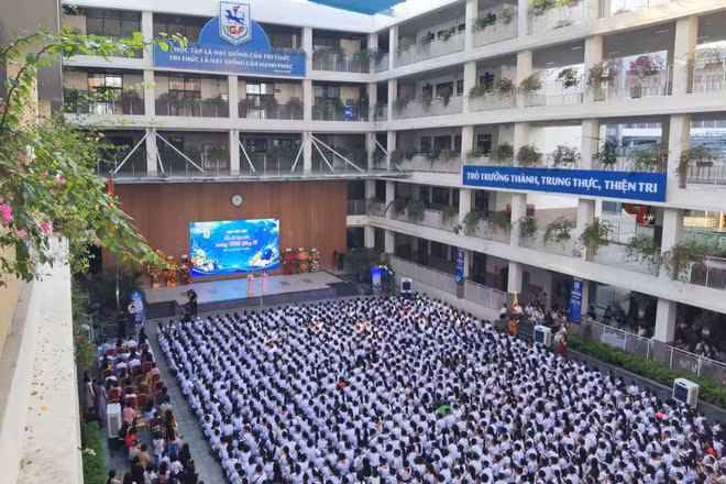 Quang cảnh chương trình “Ngày đầu tiên em là học sinh Trường trung học cơ sở Giảng Võ”. (Ảnh: THANH TÙNG)