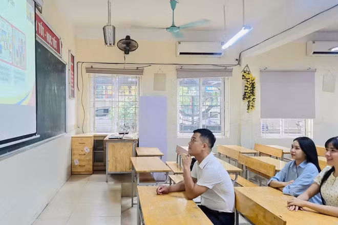 Giáo viên Trường trung học cơ sở Dịch Vọng (Hà Nội) tham gia tập huấn bộ sách giáo khoa thống nhất toàn quốc. (Ảnh: PHƯƠNG LINH)