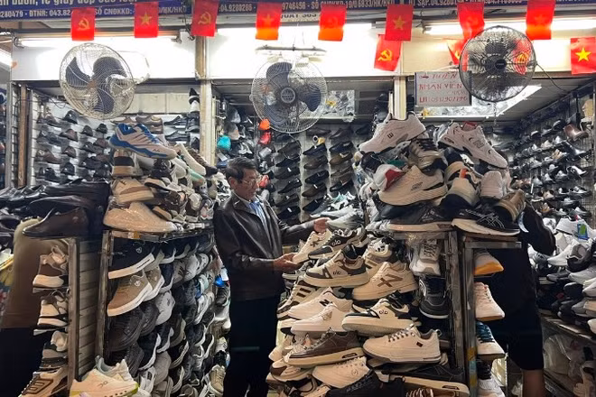 Nhu cầu mua sắm dịp Tết Nguyên đán tăng cao. (Ảnh: minh họa)