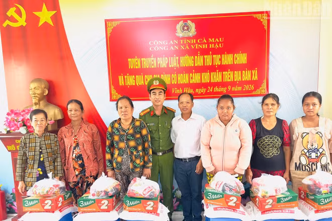 Đại diện lãnh đạo Công an xã Vĩnh Hậu và Bí thư Chi bộ ấp Vĩnh Thạnh (xã Vĩnh Hậu) tại buổi tuyên truyền pháp luật, hướng dẫn thủ tục hành chính và tặng gạo gia đình có hoàn cảnh khó khăn trên địa bàn ấp Vĩnh Thạnh, chiều 24/9/2026. (Ảnh CTV)
