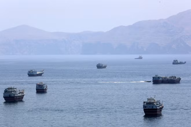 Tàu thuyền di chuyển trên eo biển Hormuz, gần thị trấn Khasab, miền bắc Oman ngày 20/6/2026. (Ảnh: IRNA, THX/TTXVN)