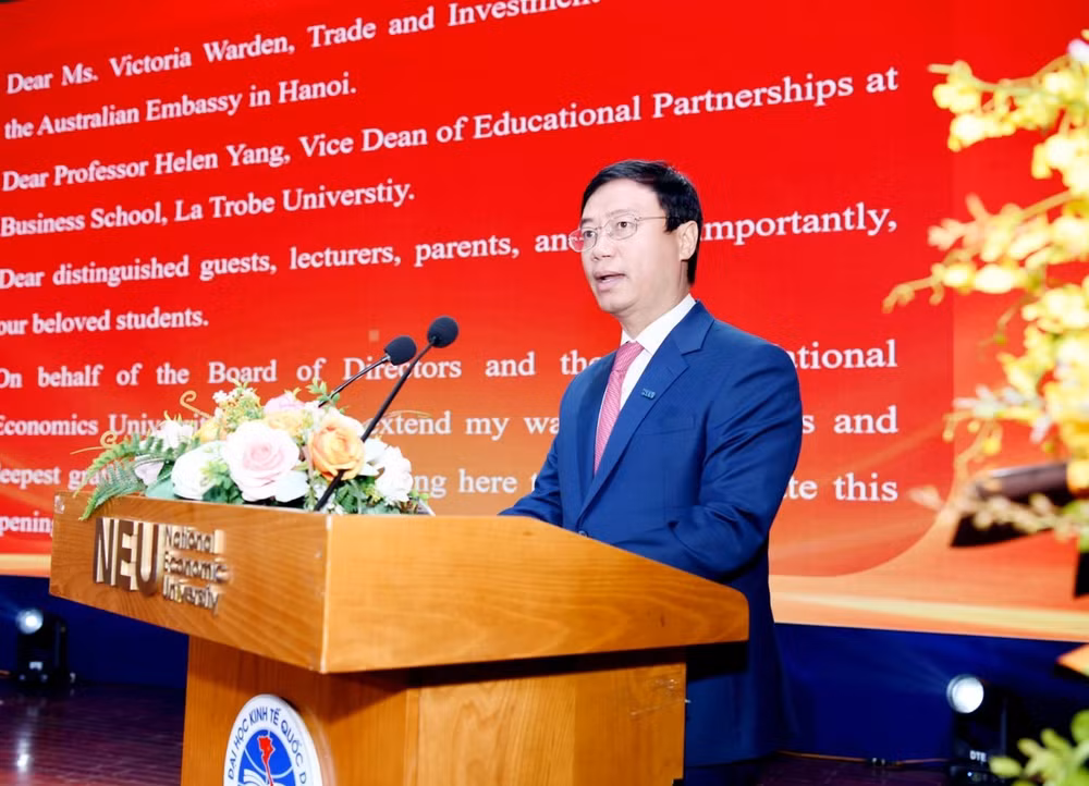 Phó Giáo sư, Tiến sĩ Bùi Đức Thọ, Giám đốc Đại học Kinh tế Quốc dân phát biểu tại Lễ khai giảng. (Ảnh: MẠNH XUÂN)