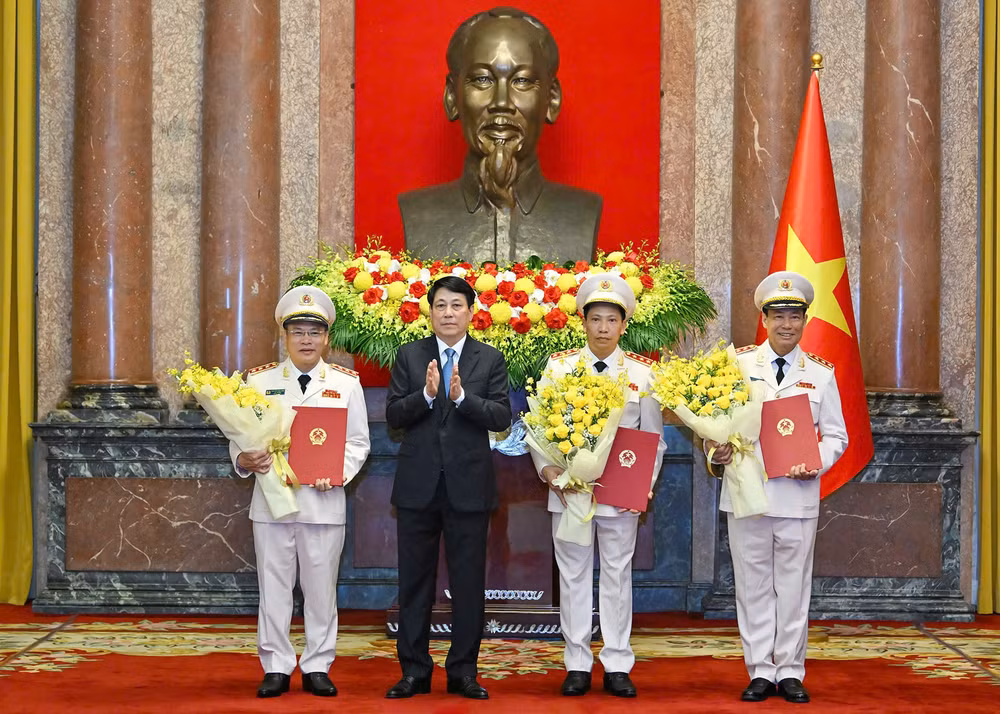 Chủ tịch nước Lương Cường trao quyết định thăng cấp bậc hàm Thượng tướng cho lãnh đạo Bộ Công an. (Ảnh: XUÂN KỲ-THỦY NGUYÊN)