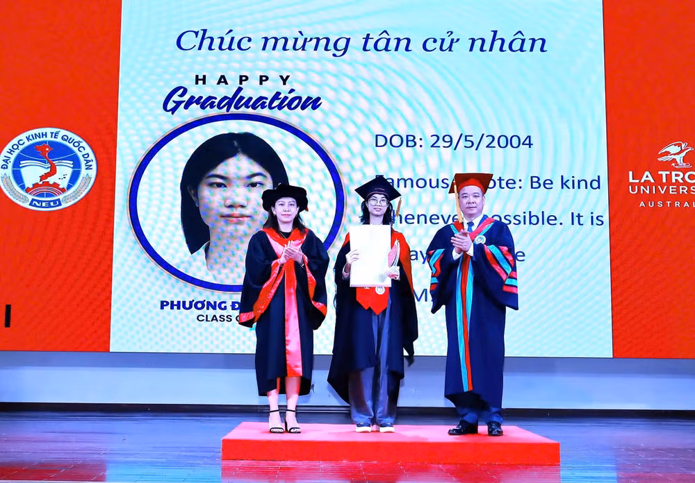Giám đốc Đại học Kinh tế quốc dân và đại diện Đại học La Trobe trao bằng cho các tân cử nhân (Ảnh: Mạnh Xuân)
