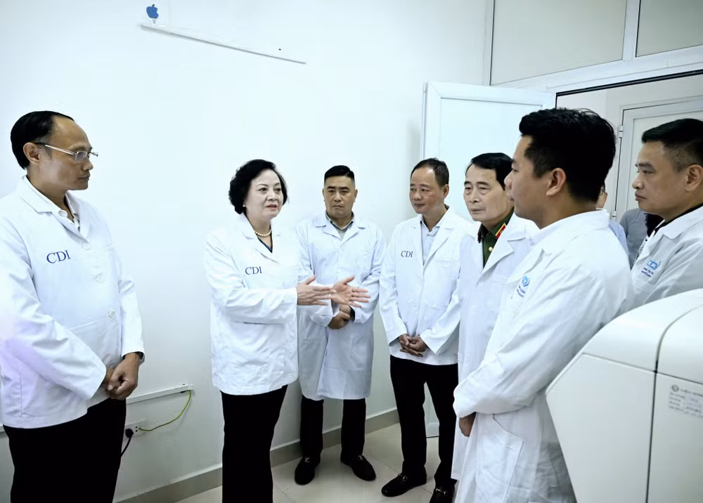 Phó Thủ tướng Phạm Thị Thanh Trà kiểm tra về thực hiện Chiến dịch 500 ngày đêm tại Trung tâm Giám định ADN. (Ảnh: TRẦN HẢI)