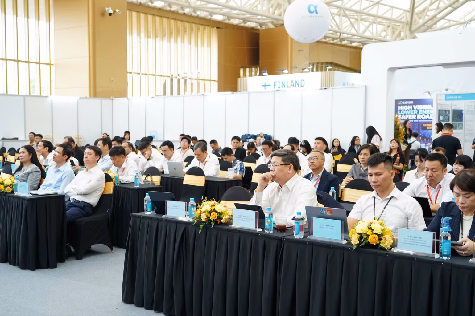 chieu-9-10-dien-dan-thu-hut-nhieu-chuyen-gia-nha-khoa-hoc-doanh-nghiep.jpg
