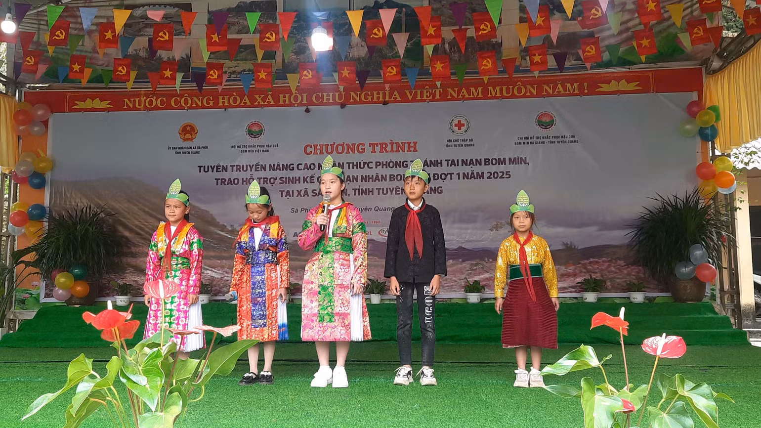 Tiết mục giới thiệu đội thi của học sinh trường Trường Liên cấp Tiểu học và Trung học cơ sở Sà Phìn.