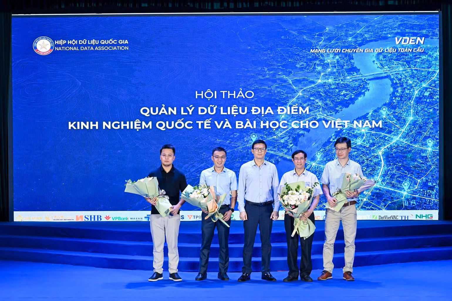 cac-dien-gia-trinh-bay-tai-hoi-thao.jpg